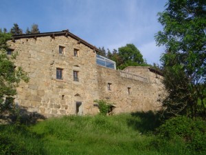 Vue de la ferme des Genêts , producteur de châtaignes, de fruits et de plantes , à Arlebosc, Ardèche
